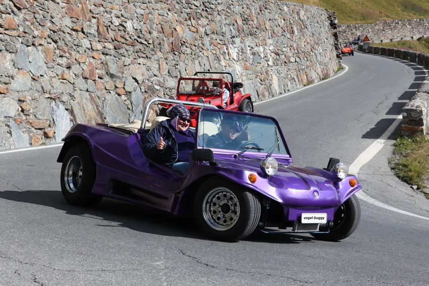 Violetter Buggy von Alex und Jeannette auf einer Bergstrasse