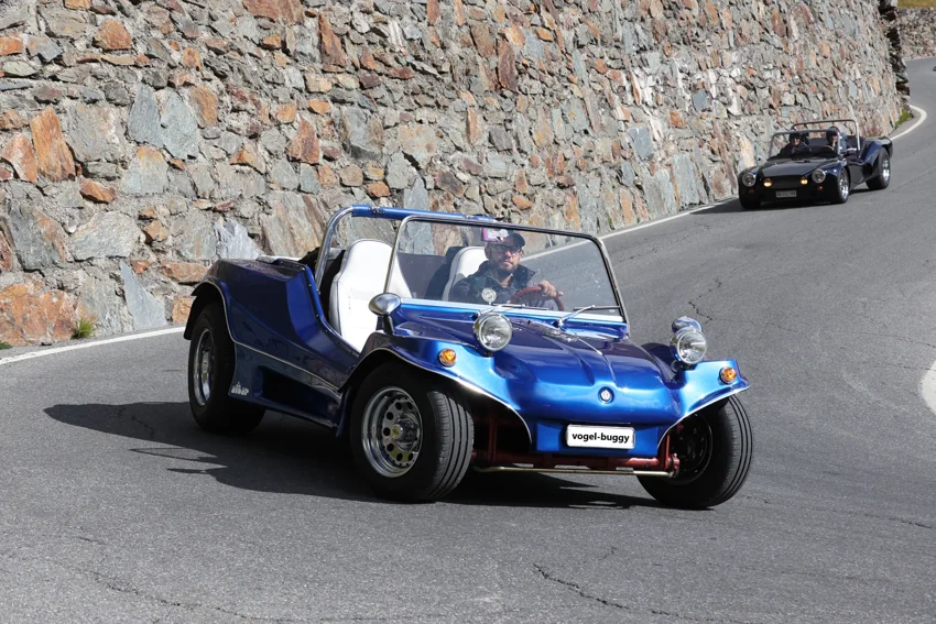 Domeniks blauer Buggy in einer Kurve